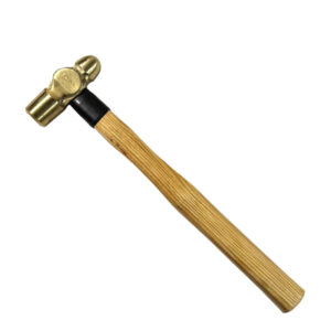 Martello a sfera in ottone WEDO con manico in legno, strumento professionale per la lavorazione precisa dei metalli, design ergonomico e sicuro.