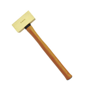 Martello bifacciale in ottone WEDO con manico in legno, design ergonomico, strumento professionale e resistente per attività di precisione.