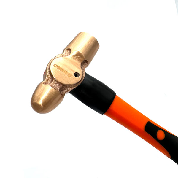 WEDO Copper Ball Pein Hammer с дръжка от фибростъкло осигурява прецизност и издръжливост за професионални металообработващи задачи.