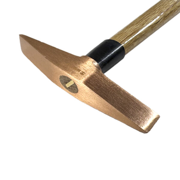 Le marteau de détartrage en cuivre WEDO est doté d’une tête en cuivre durable et d’un manche en bois confortable pour un usage professionnel.