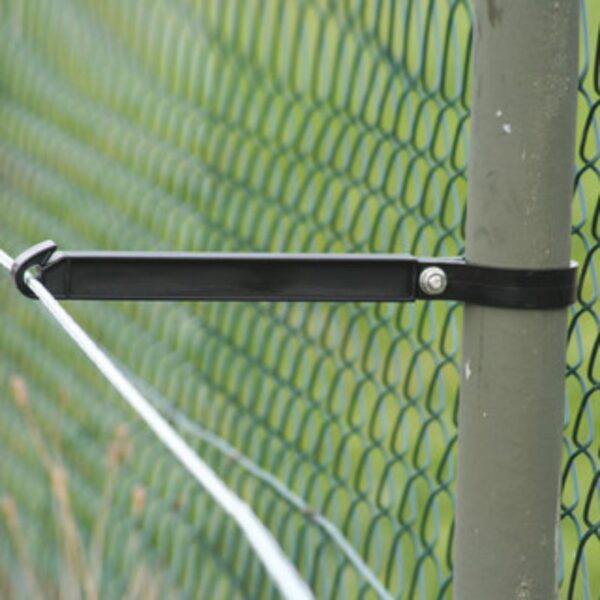 Koltec 25 cm:n offset-eriste sähköjohdolle tai -köydelle Ø 48 mm:n pyöreässä aidan pylväässä.