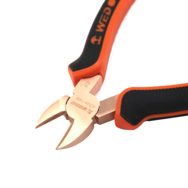 Cleștele de cupru beriliu WEDO asigură o tăiere sigură și precisă în medii explozive, cu un design ergonomic, anti-scânteie.