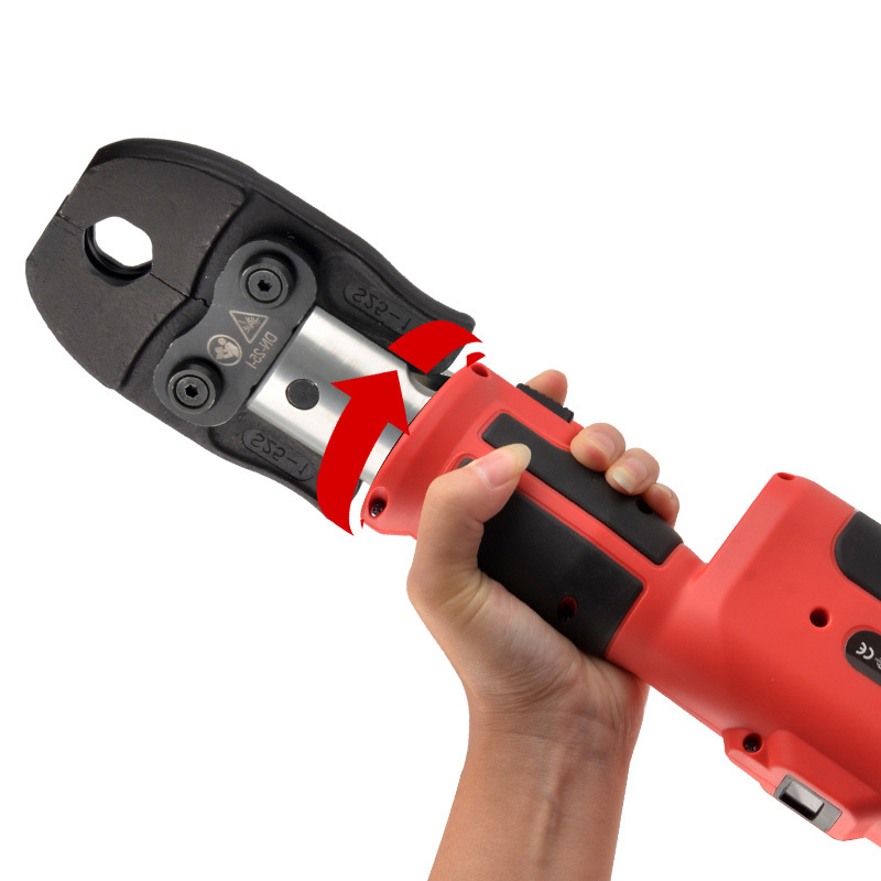 Strumento di spremura a batteria per una pressatura efficiente e precisa per tubi in applicazioni idrauliche e HVAC.