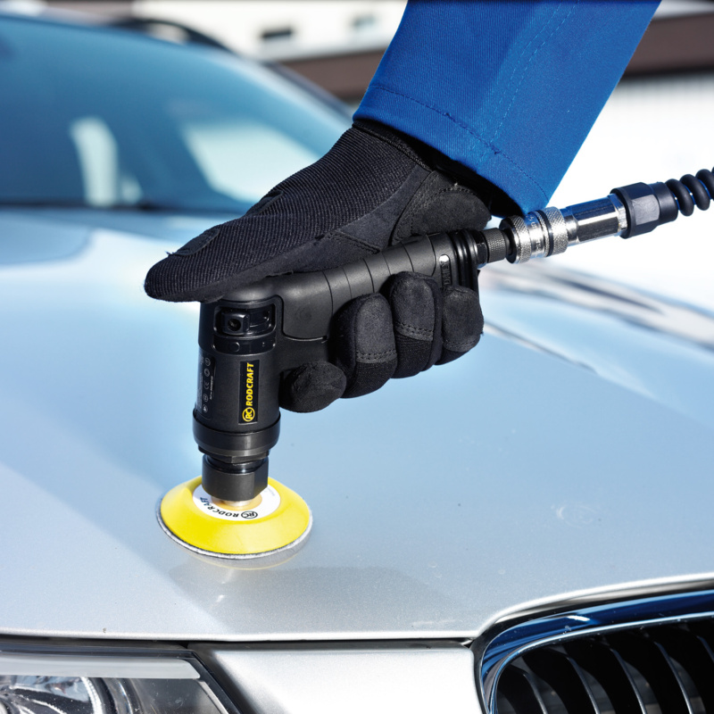 Lixadeira orbital pneumática para lixamento preciso com discos de 50 mm e 75 mm, fornecendo 150 W de potência a 15.000 RPM.